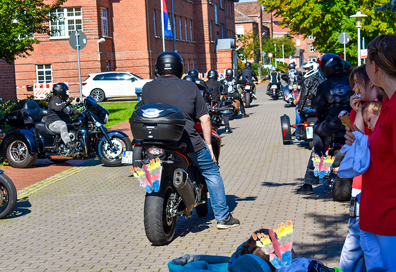 Unsere „Fackelträger“: Die „Roughnecks“ aus Barby Motorräder vor dem Kinderhospiz